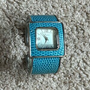 Geneva Platinum women’s vintage silver/blue leather bangle bracelet watch